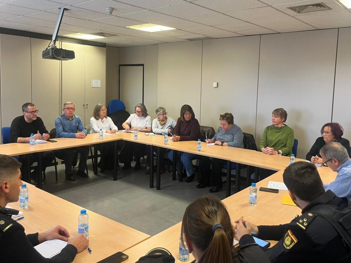 Reunión del subdelegado del Gobierno con las asociaciones vecinales de las pedanías del sur de Valencia